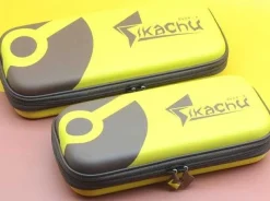 Pkm.store Sonstiges Merchandise-Pokemon Tasche / Stander Fur Switch Konsole - Pikachu, Evoli