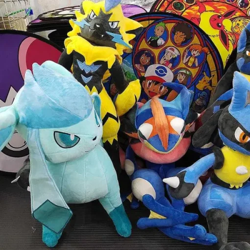 Pkm.store Pokemon Kuscheltiere-Pokemon Xxl Kuscheltiere Lucario, Quajutsu, Zeraora Liberlo Glaziola U. A.